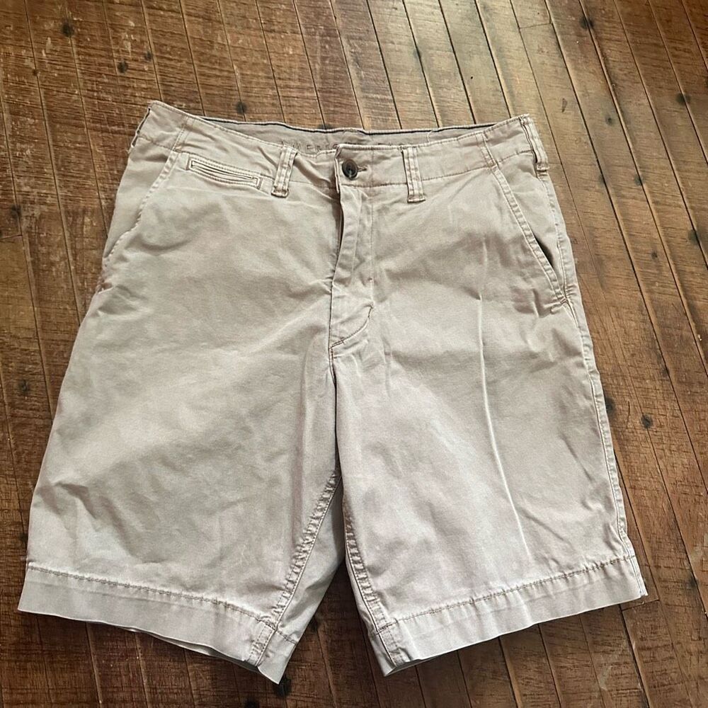 American Eagle tan classic flat front size 31 shorts